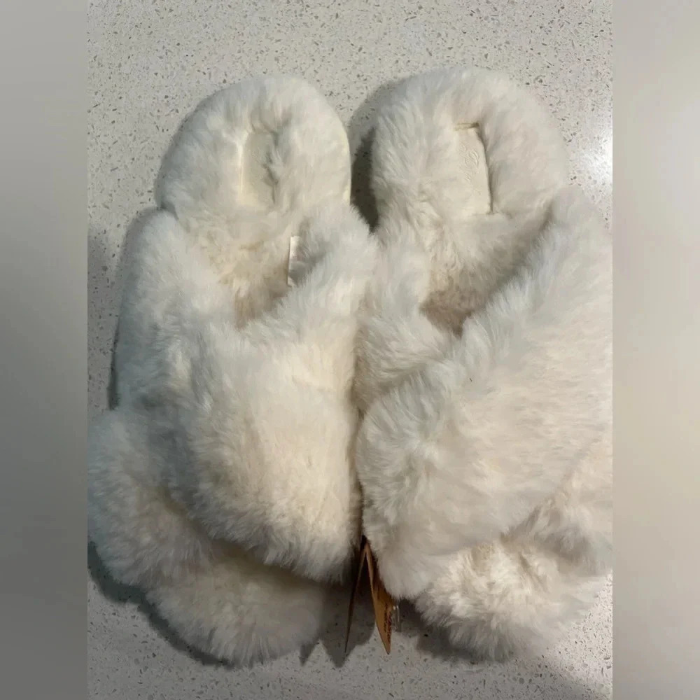 Victoria's Secret Faux Fur Slides
Slippers Size Medium